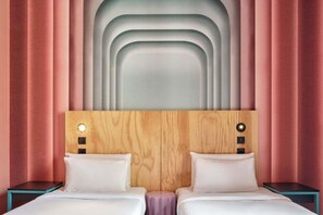Minibar, in-room safe, desk, blackout drapes - Hotel Domus Romana (Rome)