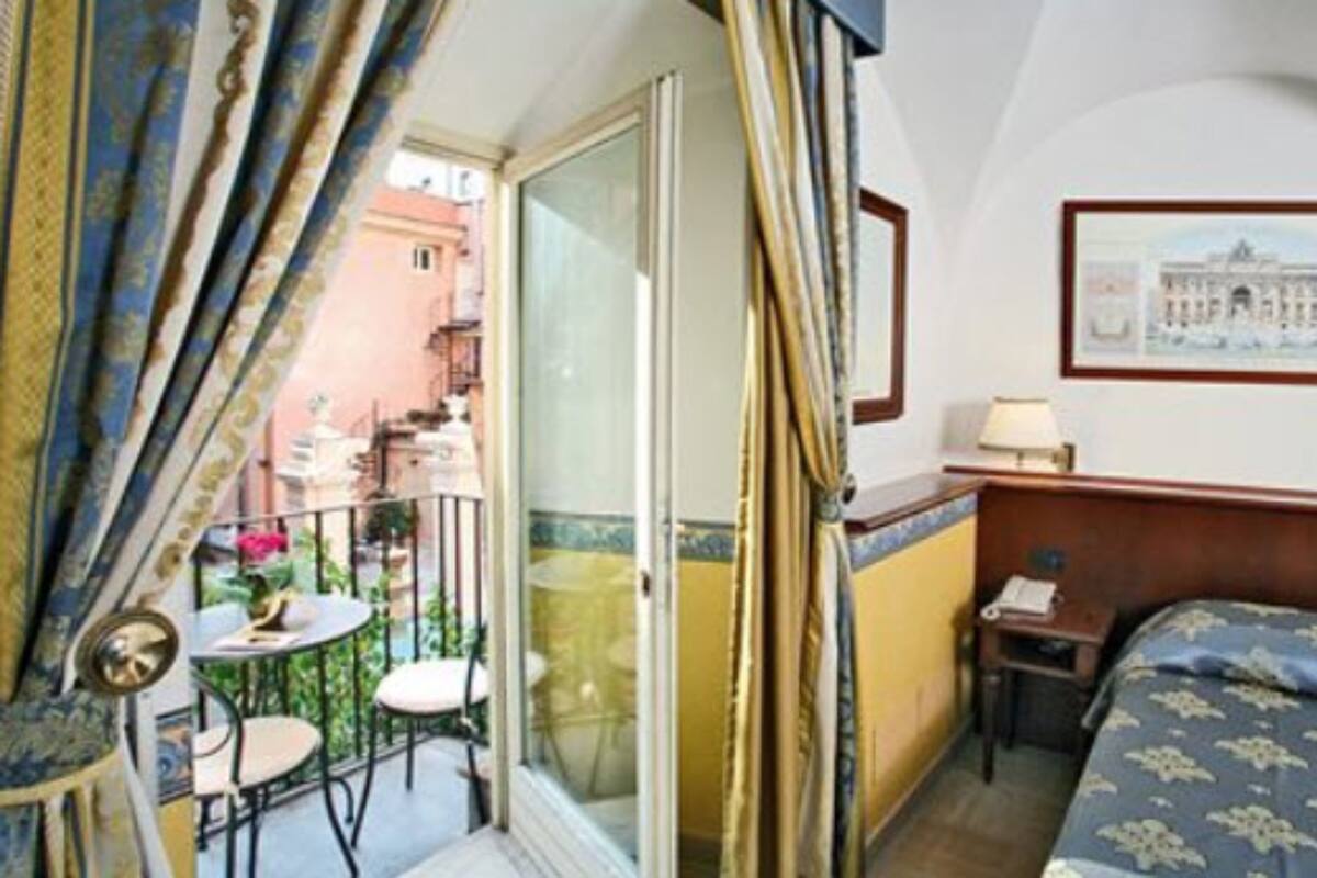 ميني بار وخزنة داخل الغرفة ومكتب وستائر تعتيم