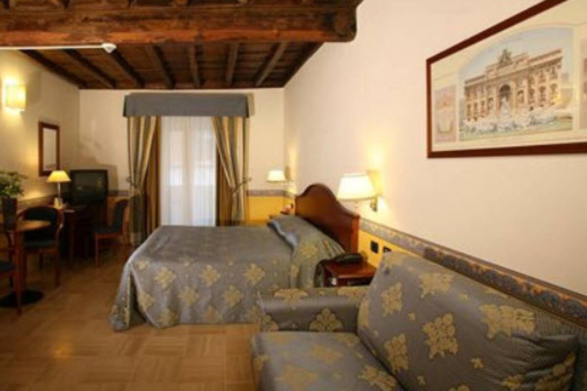 ميني بار وخزنة داخل الغرفة ومكتب وستائر تعتيم