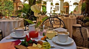 Outdoor dining - Hotel Domus Romana (Rome)
