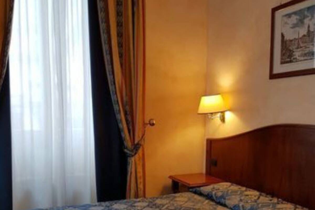 ميني بار وخزنة داخل الغرفة ومكتب وستائر تعتيم