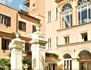 Courtyard - Hotel Domus Romana (Rome)
