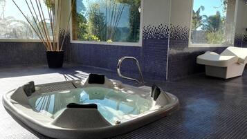 Een sauna, een bubbelbad, gezichtsbehandelingen, manicures en pedicures