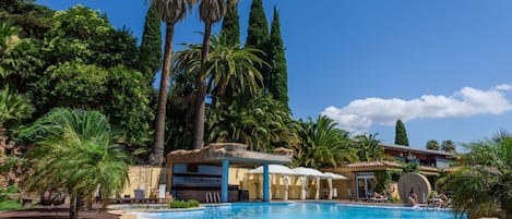 Una piscina al aire libre, tumbonas