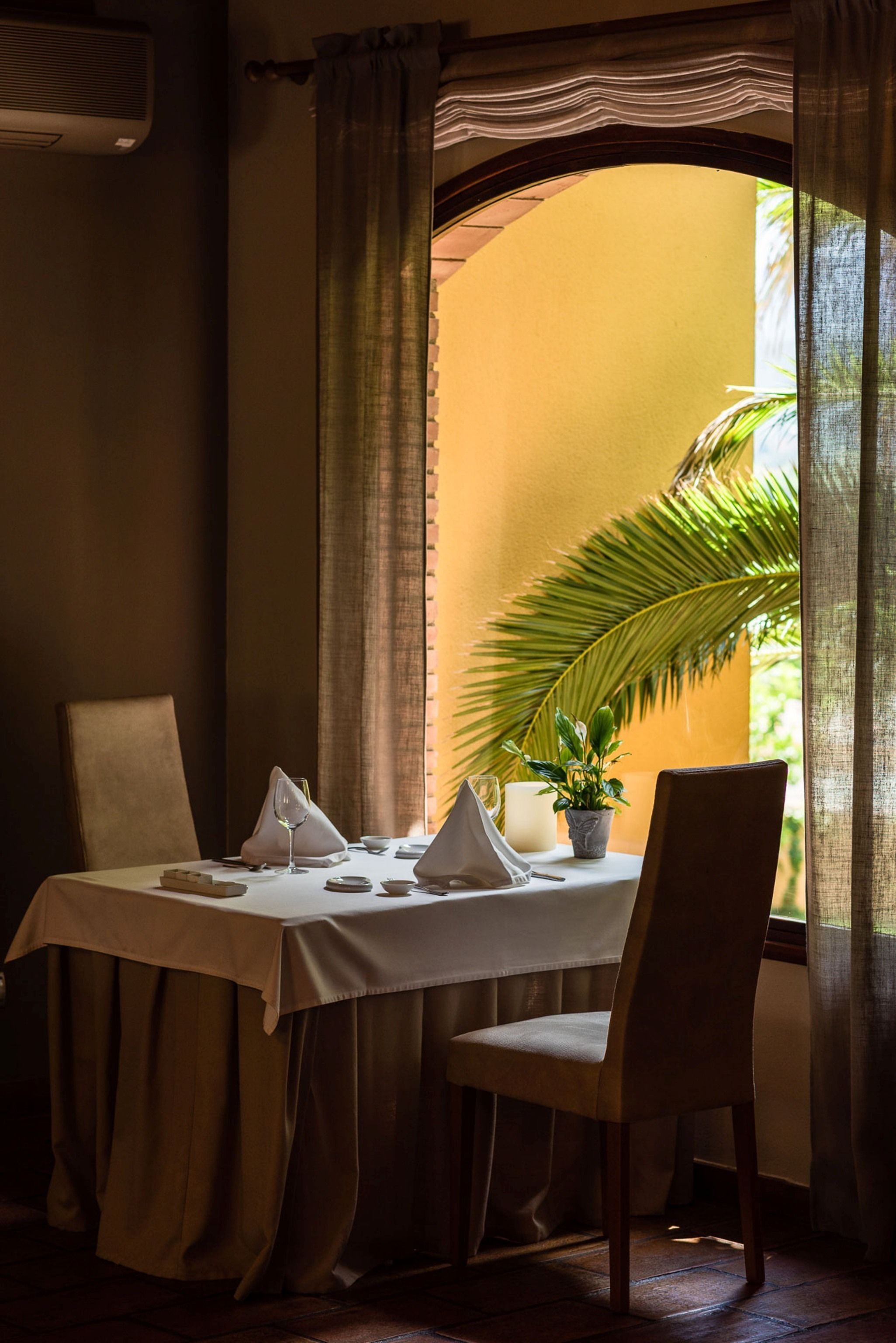 lunch and dinner served