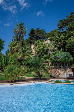 Outdoor pool. Hotel Villa Retiro