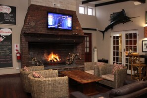 2 bars/lounges