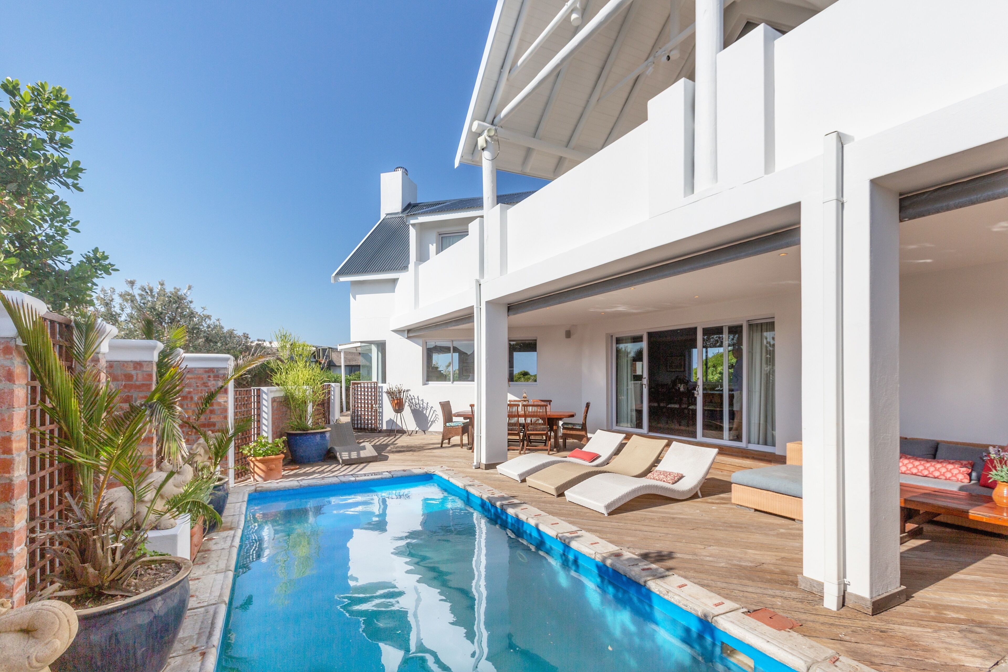 2 座室外游泳池，開放時間為 07:00 至 19:00，提供泳池遮陽傘和日光浴躺椅