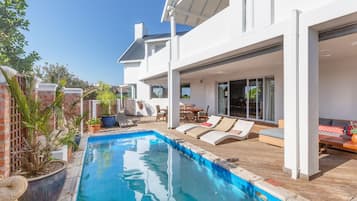 2 utomhuspooler, öppet 07.00 till 19.00, parasoller och solstolar