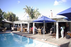 2 ristoranti, aperti a colazione e a pranzo, cucina internazionale