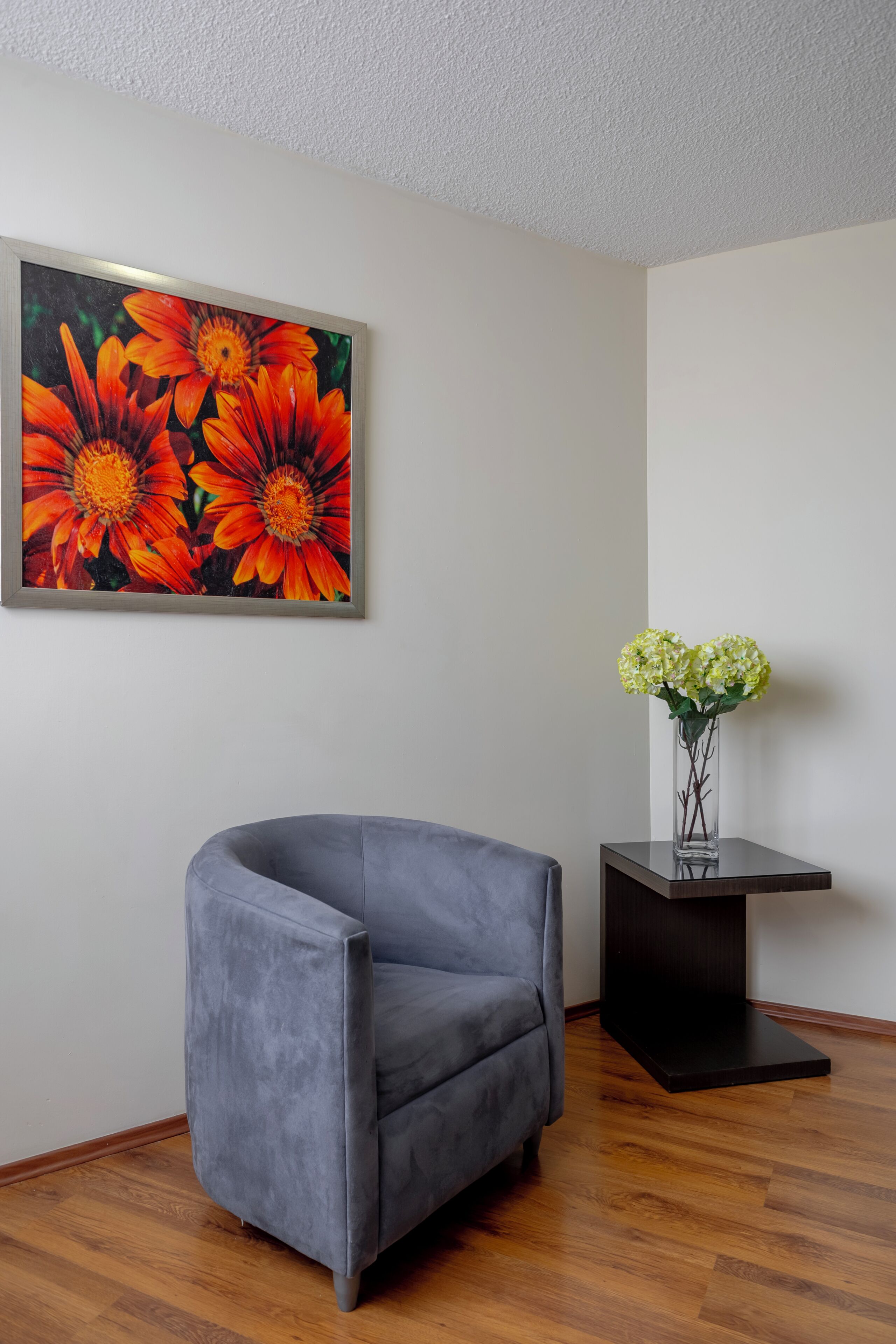 Habitación superior, 1 cama King size | Área de sala de estar | Televisión de pantalla plana 