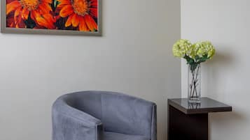 Habitación superior, 1 cama King size | Área de sala de estar | Televisión de pantalla plana