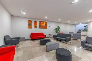 Lobby sitting area - Hotel Valle de Mexico Toreo (Naucalpan)