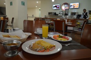 Desayuno de cocina local incluido todos los días