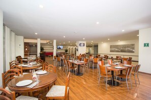 Breakfast, dinner and brunch served - Hotel Valle de Mexico Toreo (Naucalpan)