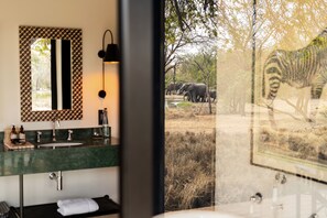 Suite familiar | Baño | Bañera y ducha independientes y bañera profunda