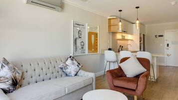 40-inch Smart TV with satellite channels, Netflix, streaming services