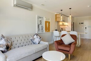 40-inch Smart TV with satellite channels, Netflix, streaming services - Protea Hotel by Marriott Franschhoek (Franschhoek)