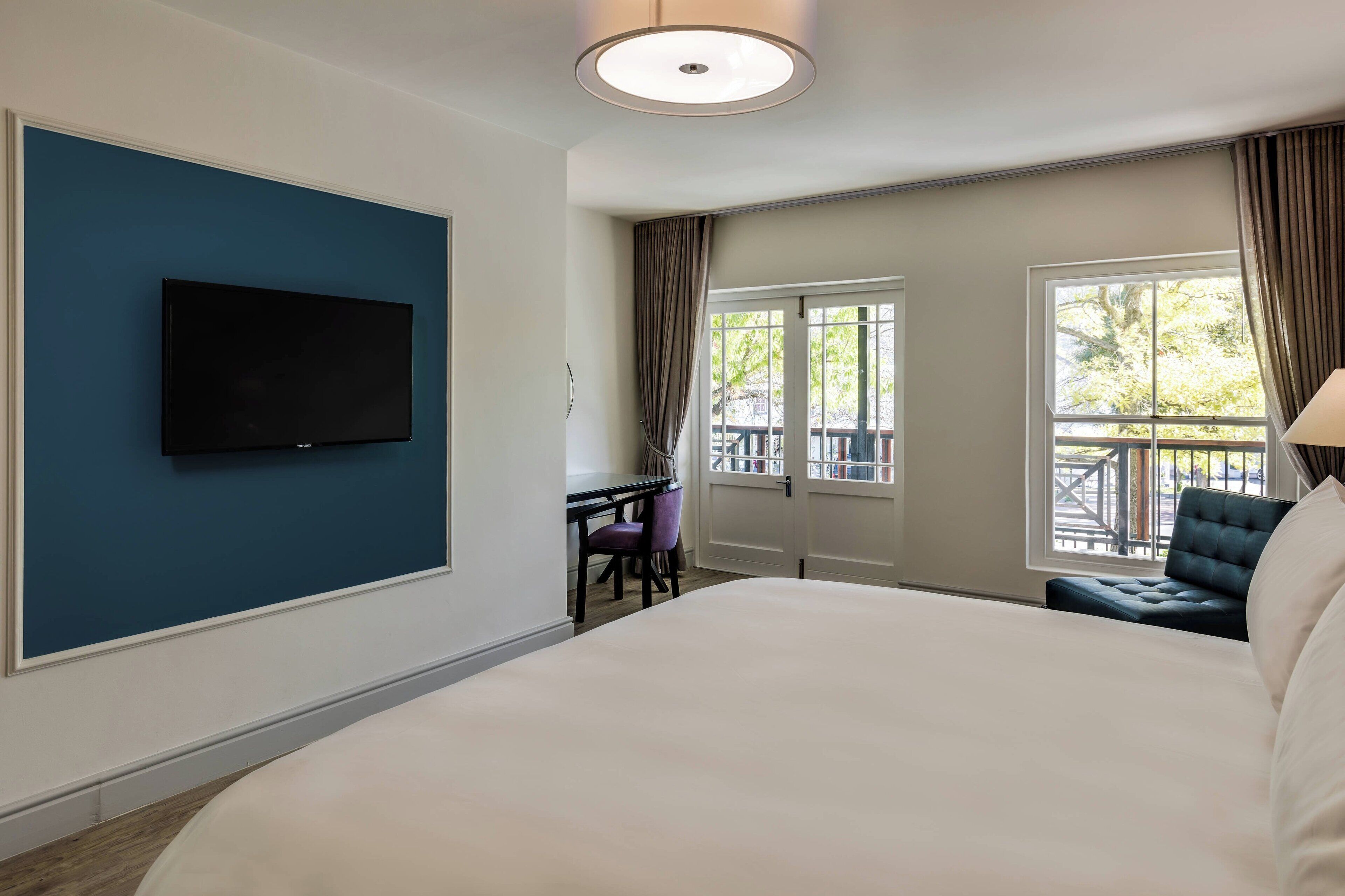 room, 1 king bed | minibar, in-room safe, desk, blackout curtains