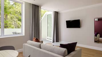 Executive Room, 1 Bedroom | Living area