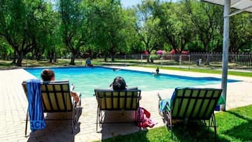 Piscine extérieure, parasols de plage, chaises longues