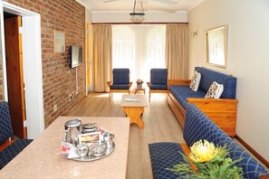 Chalet | Living area | TV - Kleinplaas (Oudtshoorn)