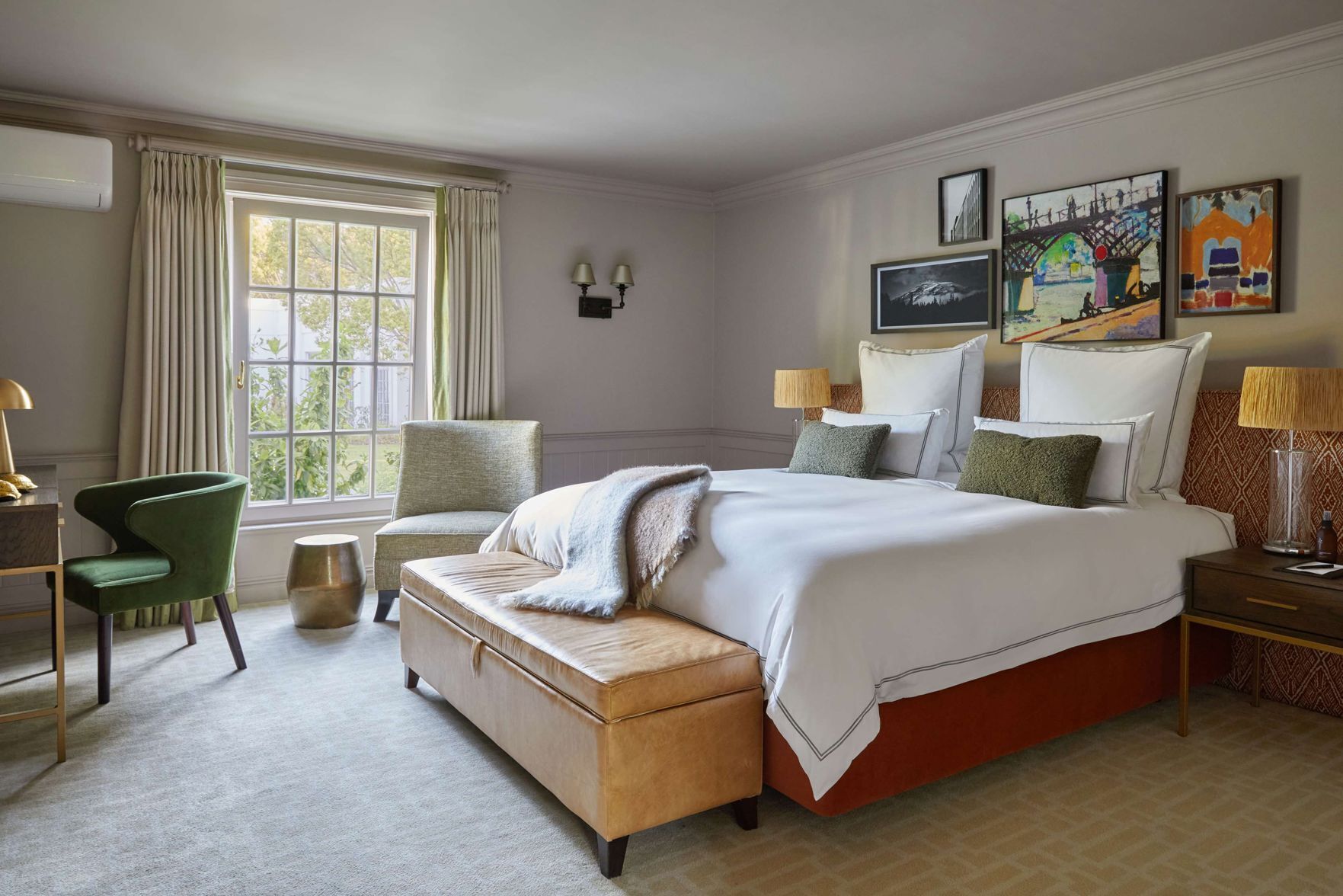 Hypo-allergenic bedding, in-room safe, desk, free WiFi