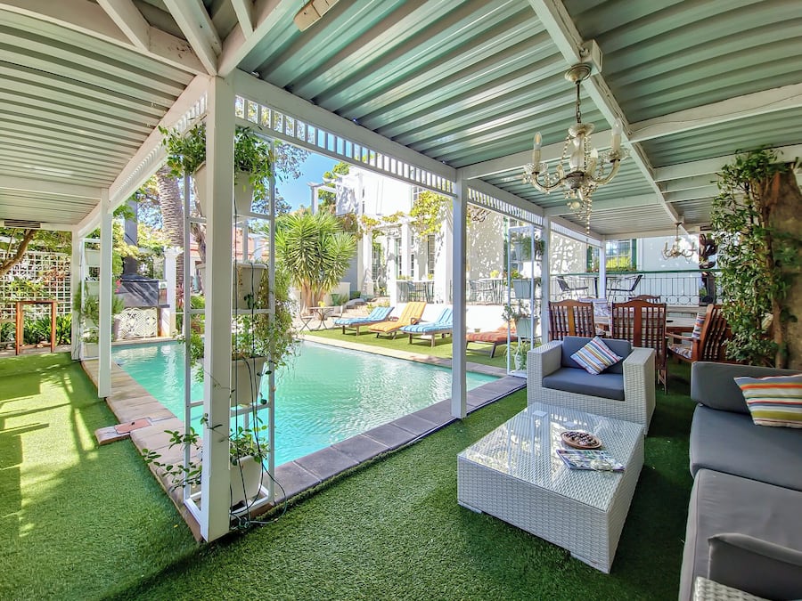 Una piscina al aire libre, sillones reclinables de piscina