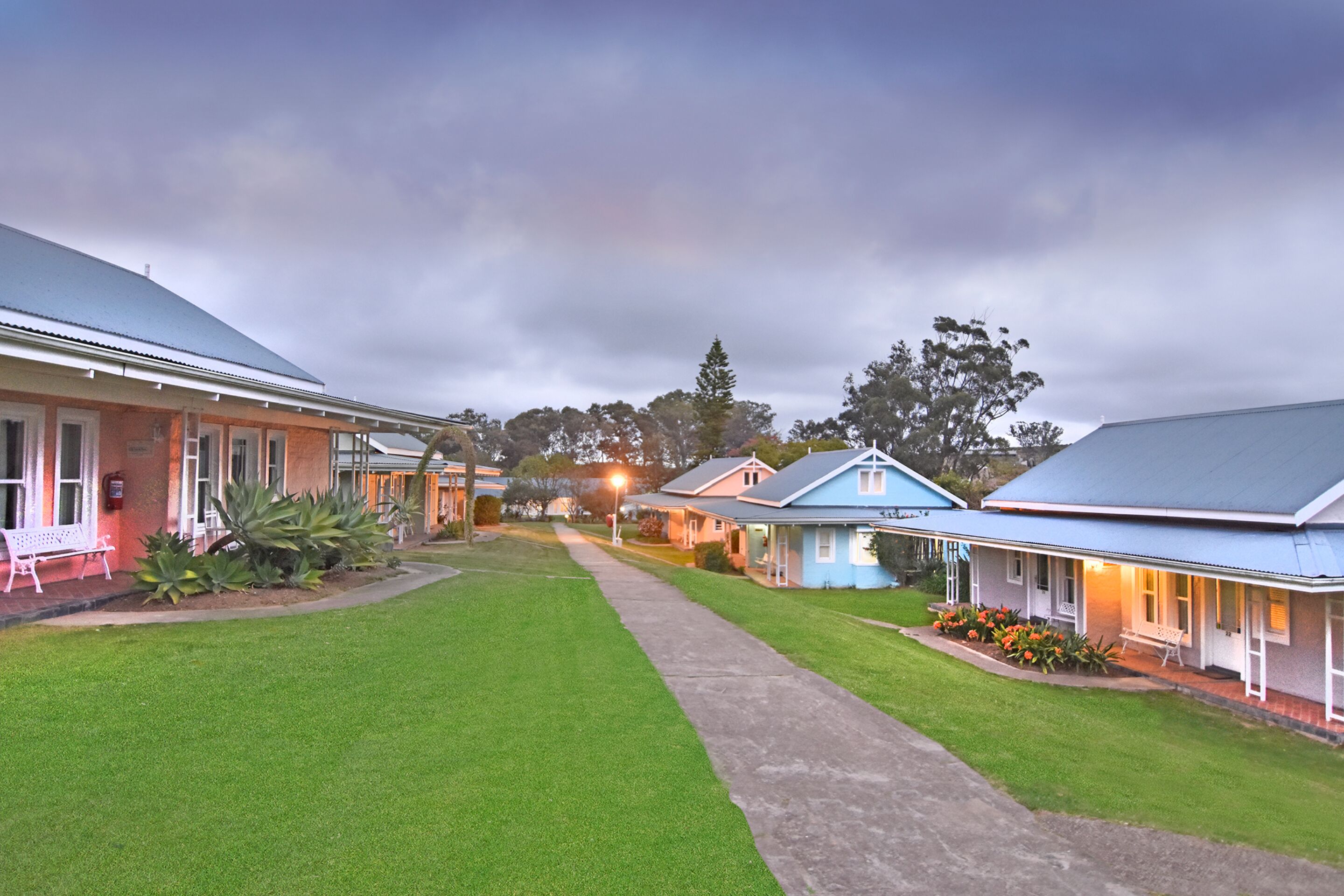 Fachada de la propiedad por la tarde o noche