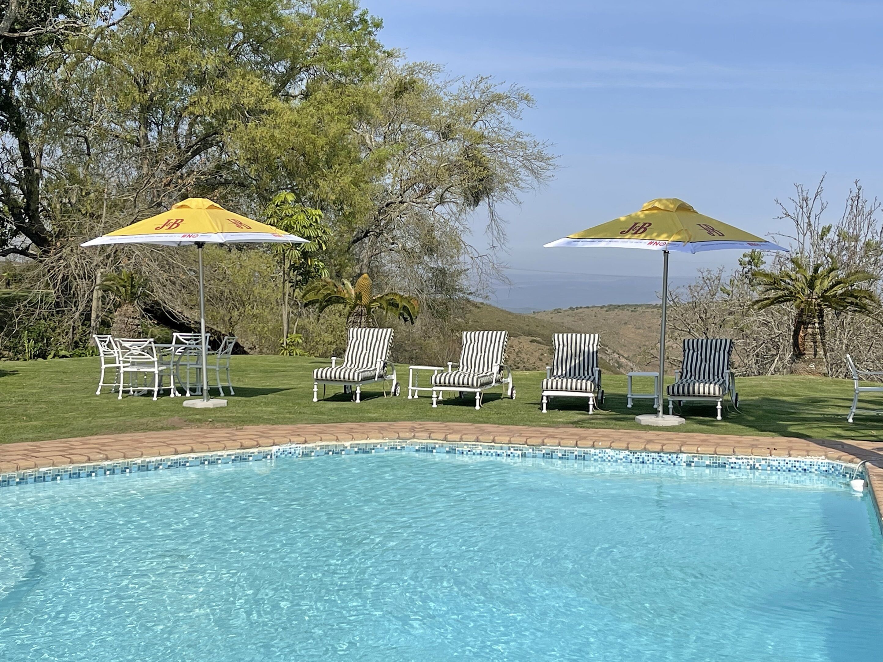 Utendørsbasseng, bassengparasoller og solsenger