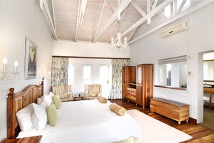 Minibar, caja de seguridad en la habitación y escritorio 