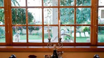 Phục vụ bữa sáng và bữa tối