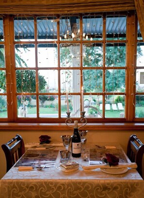 Breakfast and dinner served