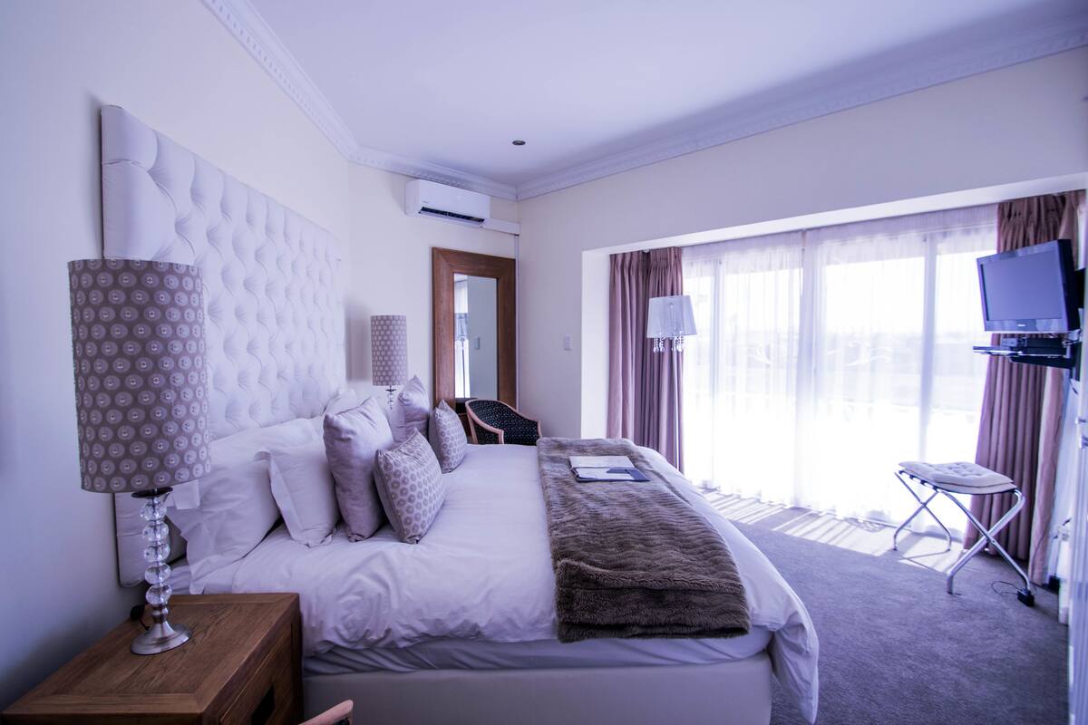 Suite 8 Luxury (7) | Bar mini, peti besi dalam bilik, dihias secara berasingan