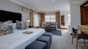 Luxury Suite 6 (9) | Minibar, in-room safe, individually decorated, individually furnished - African Oceans Manor on Beach (Mossel Bay)