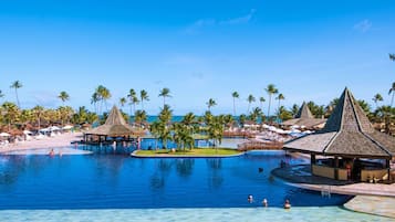 Inomhuspool, 2 utomhuspooler och solstolar