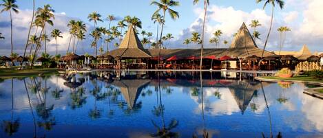 Innenpool, 2 AuĂenpools, Sonnenschirme, LiegestĂŒhle