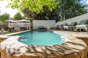 2 outdoor pools, pool loungers