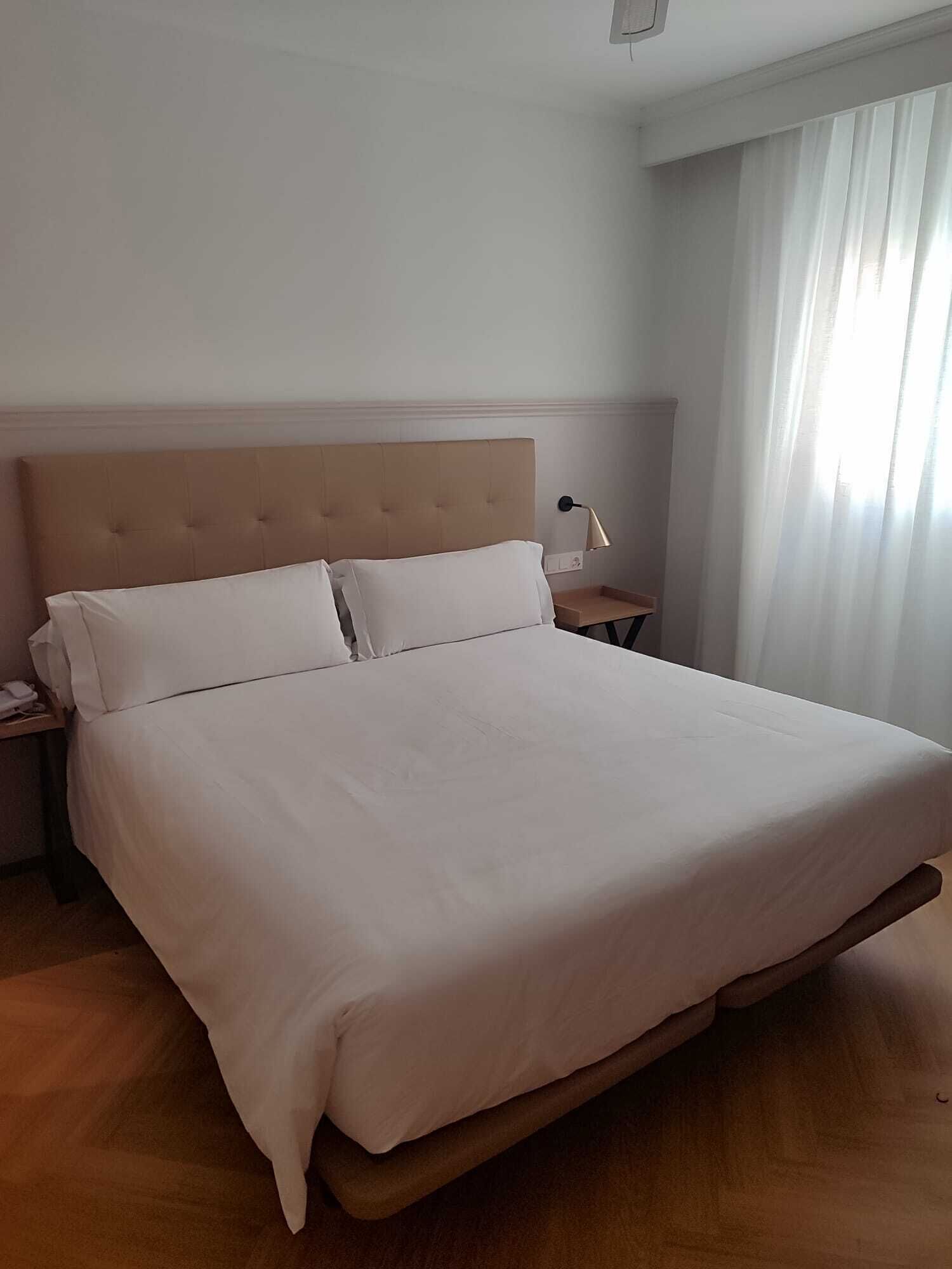 Minibar, caja de seguridad en la habitación y escritorio 