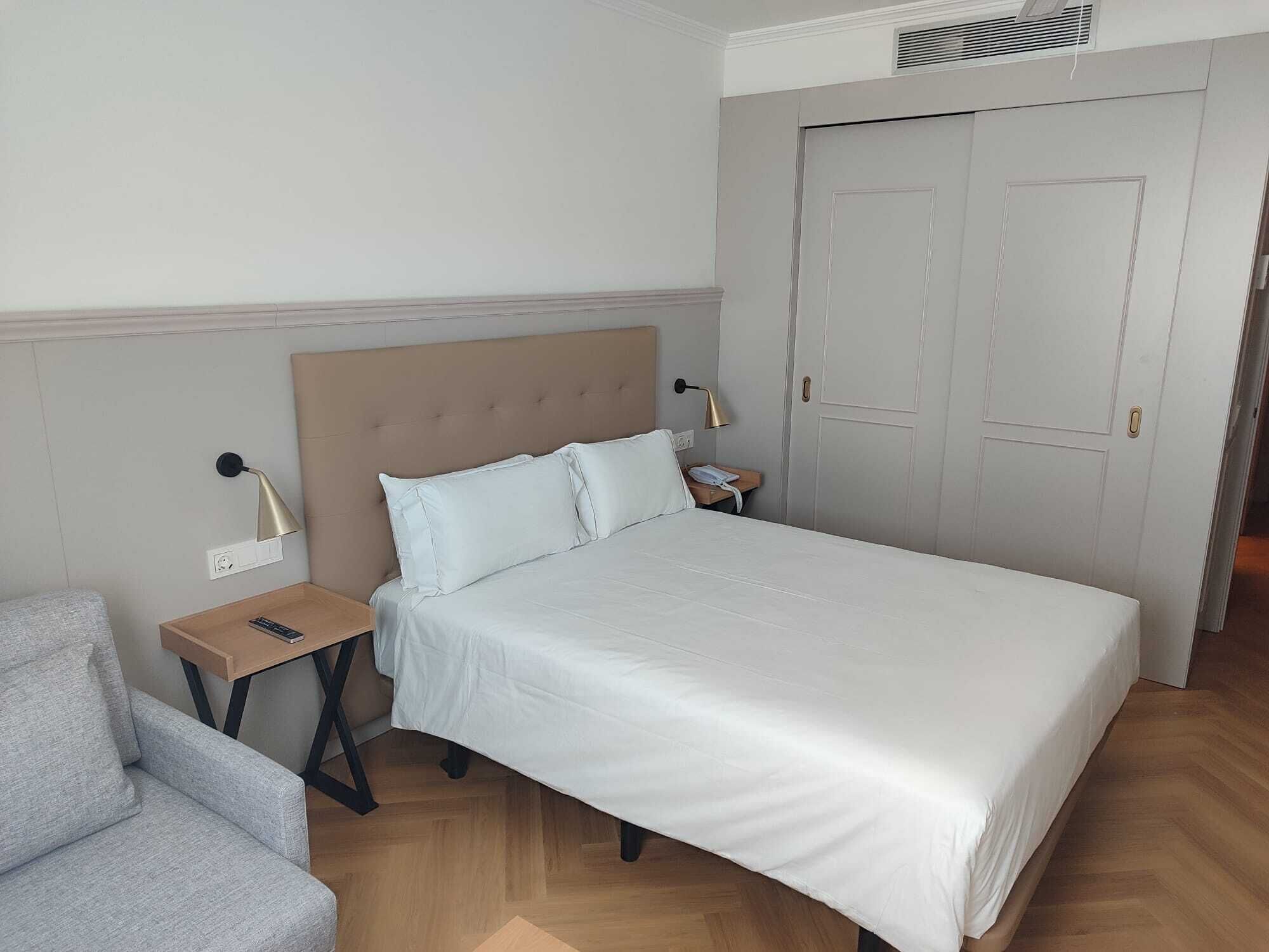 Minibar, caja de seguridad en la habitación y escritorio 