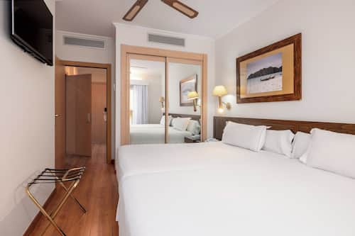 Habitació doble, habitacions connectades | Minibar, caixa forta a l'habitació i escriptori