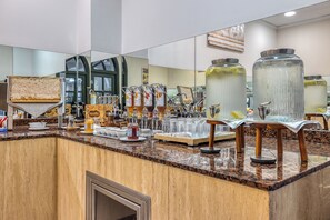 Tägliches Frühstücksbuffet gegen Gebühr