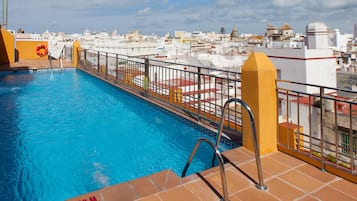 Piscine extérieure (ouverte en saison), chaises longues