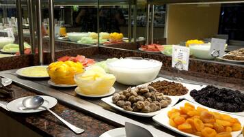 Petit déjeuner buffet (18 EUR par personne)