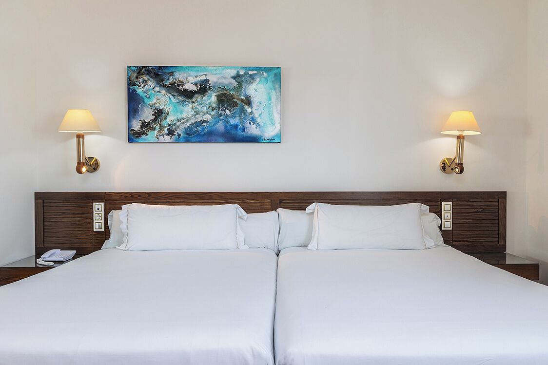 Habitación familiar doble | Minibar, caja fuerte, escritorio y sistema de insonorización