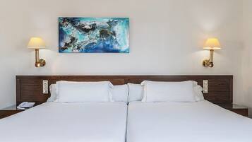 Family Double Room | Minibar, in-room safe, desk, soundproofing