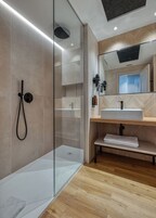 Familien-Doppelzimmer | Badezimmer | Umweltfreundliche Kosmetikartikel, Haartrockner, Handtücher