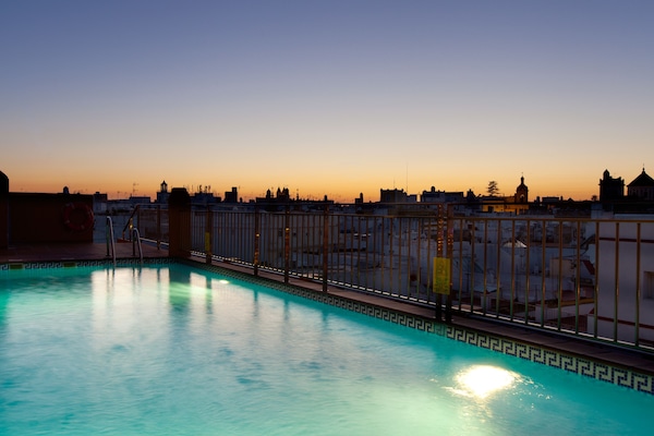 Una piscina al aire libre de temporada, sillones reclinables de piscina