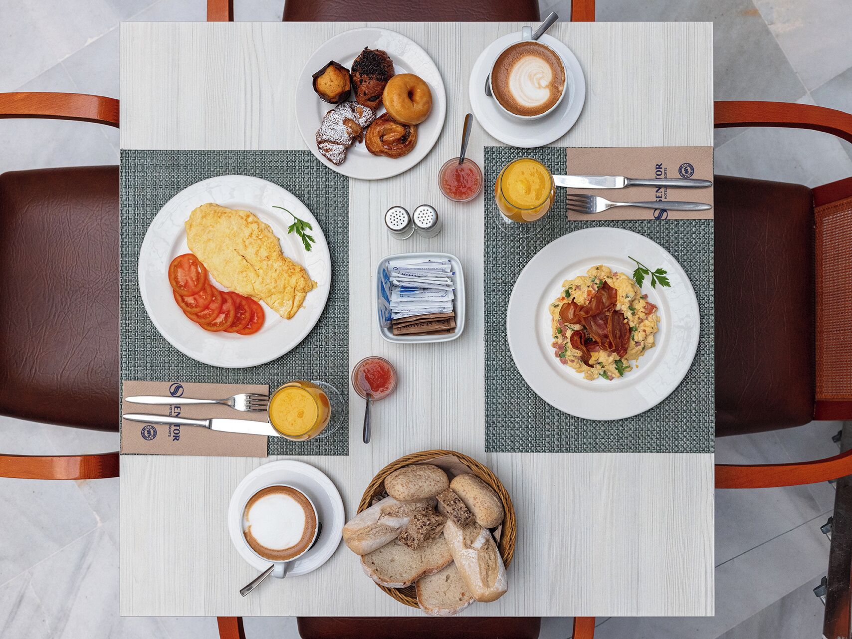 Desayuno con huevos, tocino, pasteles y café.