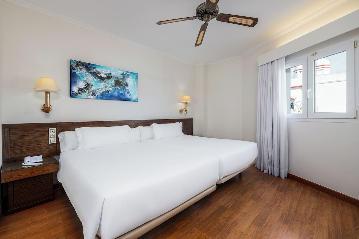 Family Double Room | Minibar, in-room safe, desk, soundproofing